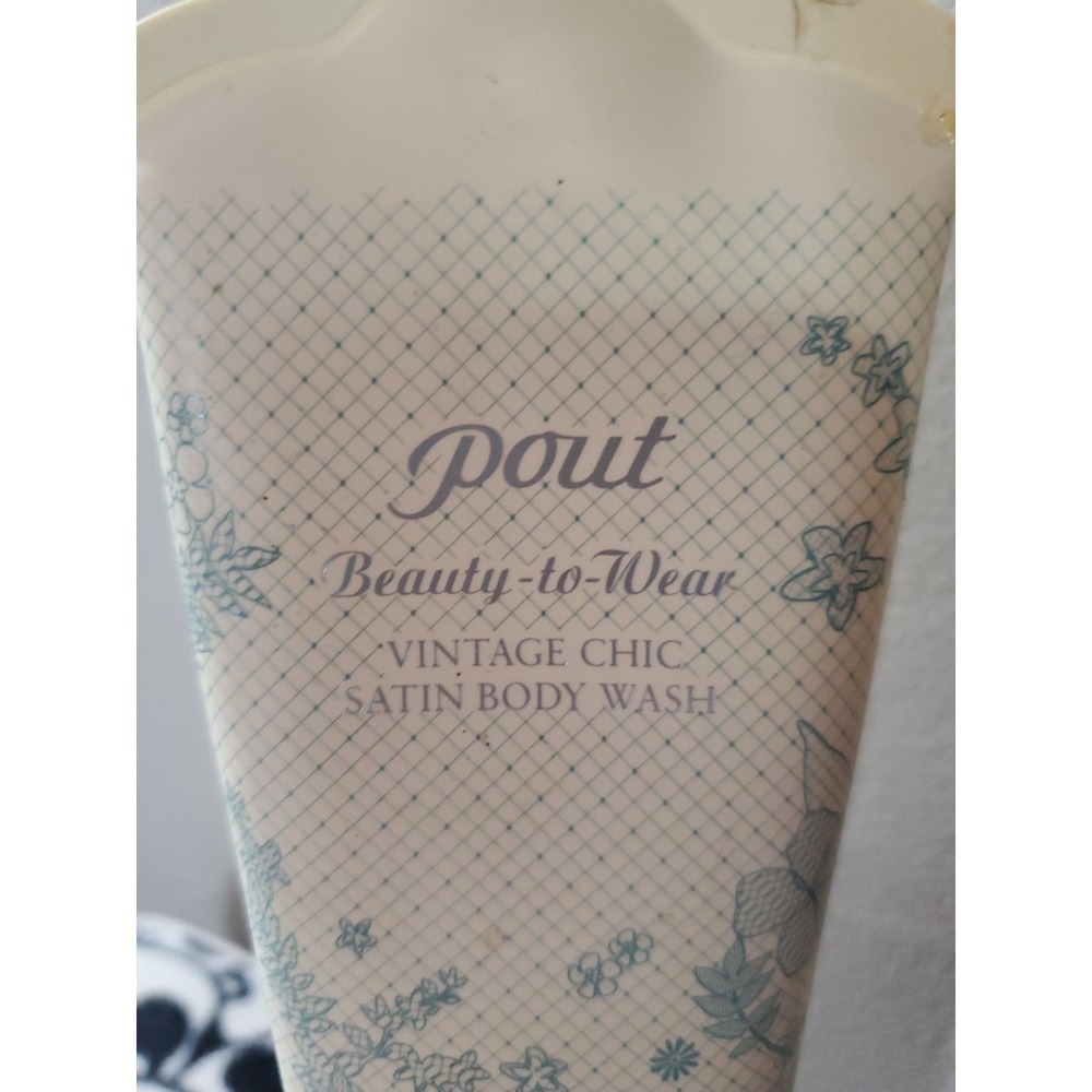 VICTORIA'S SECRET POUT VINTAGE‎ CHIC Bosy Wash